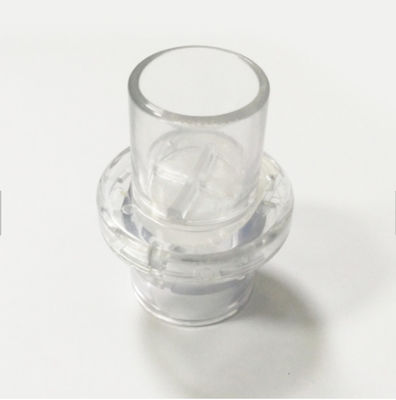 Uma máscara do bolso do Cpr da pessoa com a uma válvula 22mm cardiopulmonares da maneira